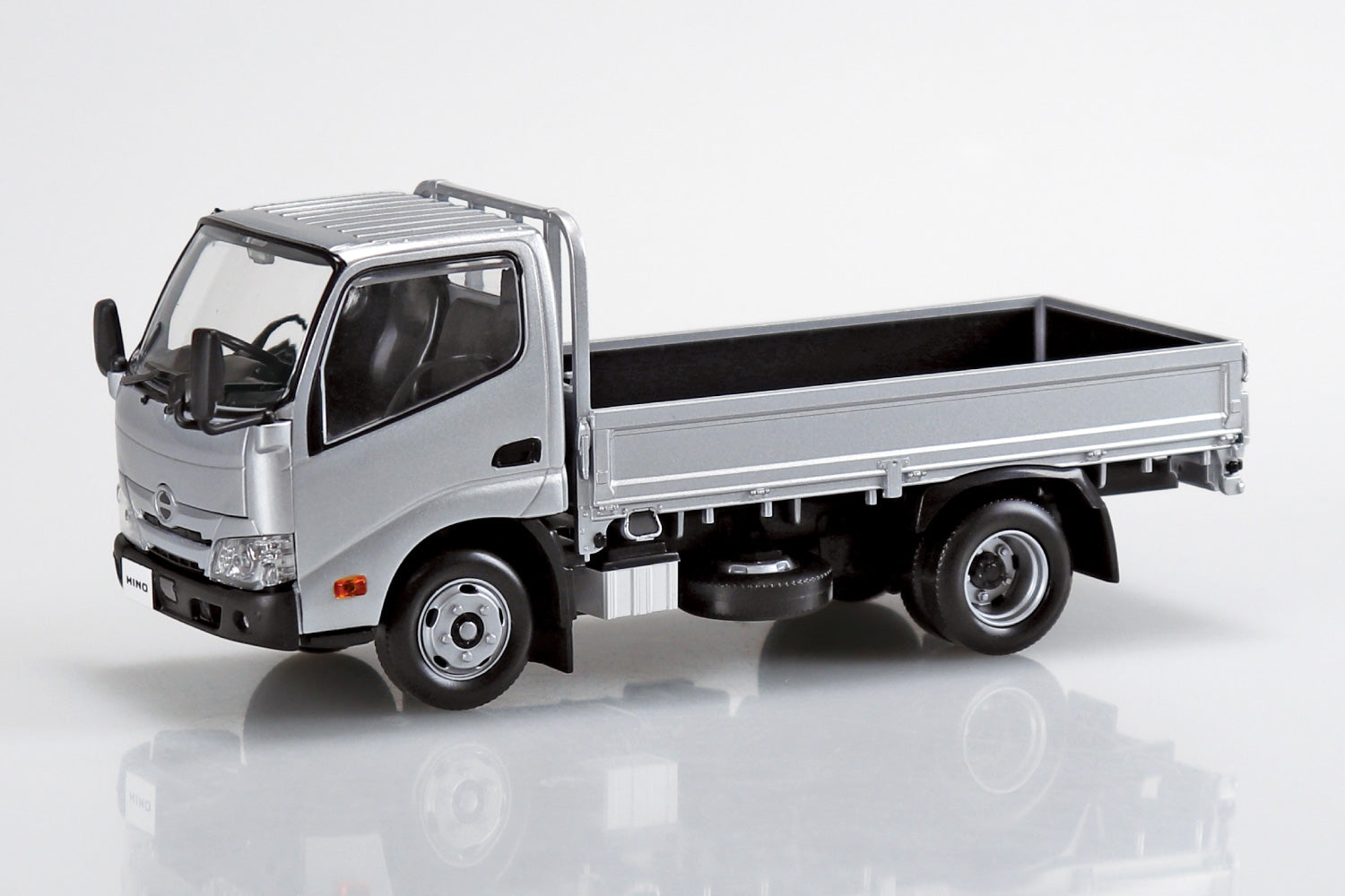 1/32 (Silver) Hino Dutro Truck SNAP