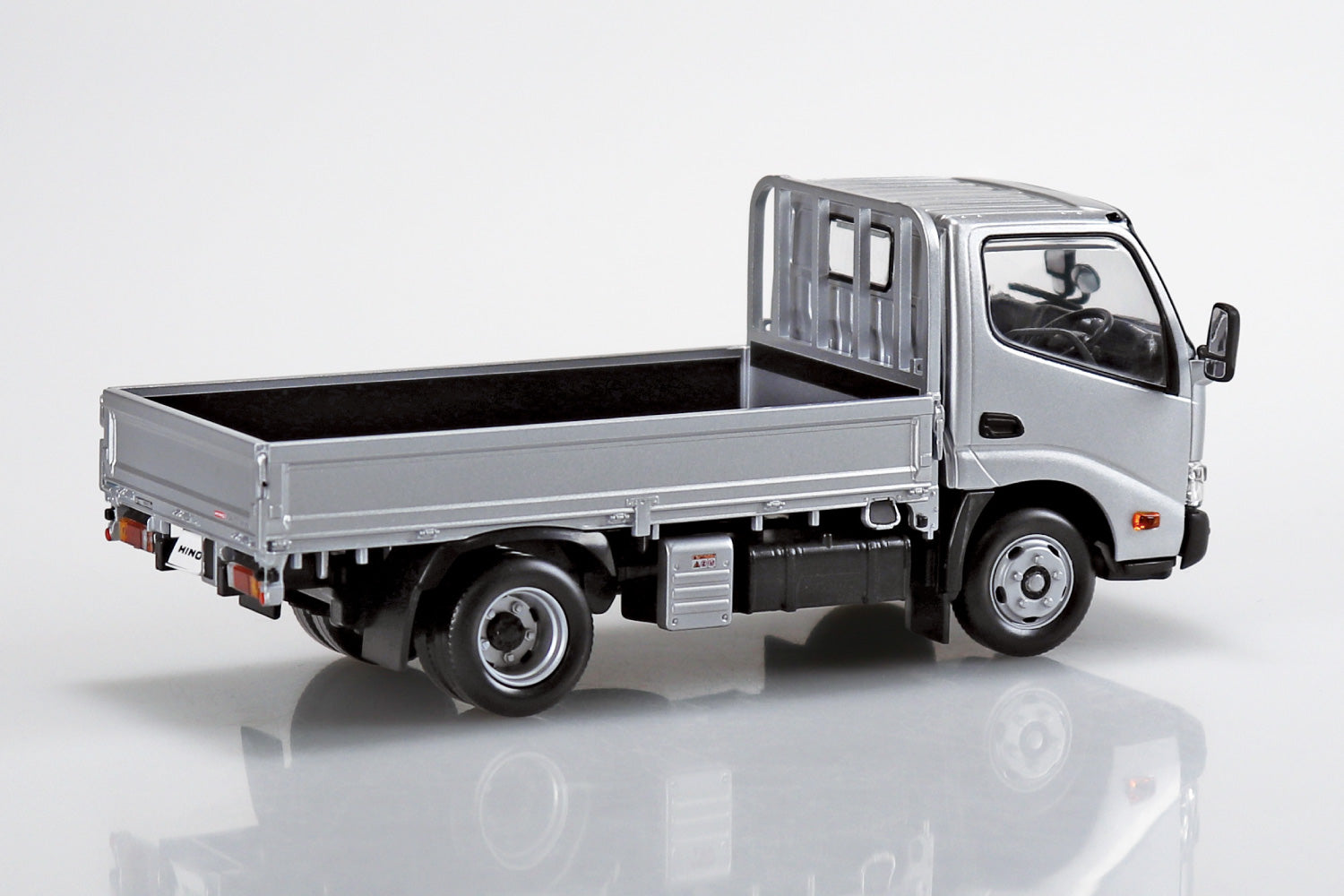 1/32 (Silver) Hino Dutro Truck SNAP